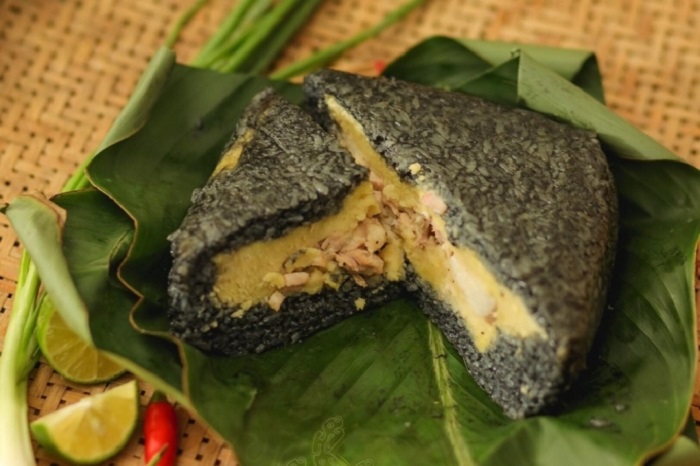 Bánh chưng đen là món đặc sản có từ lâu đời, mang tinh hoa ẩm thực Viêt